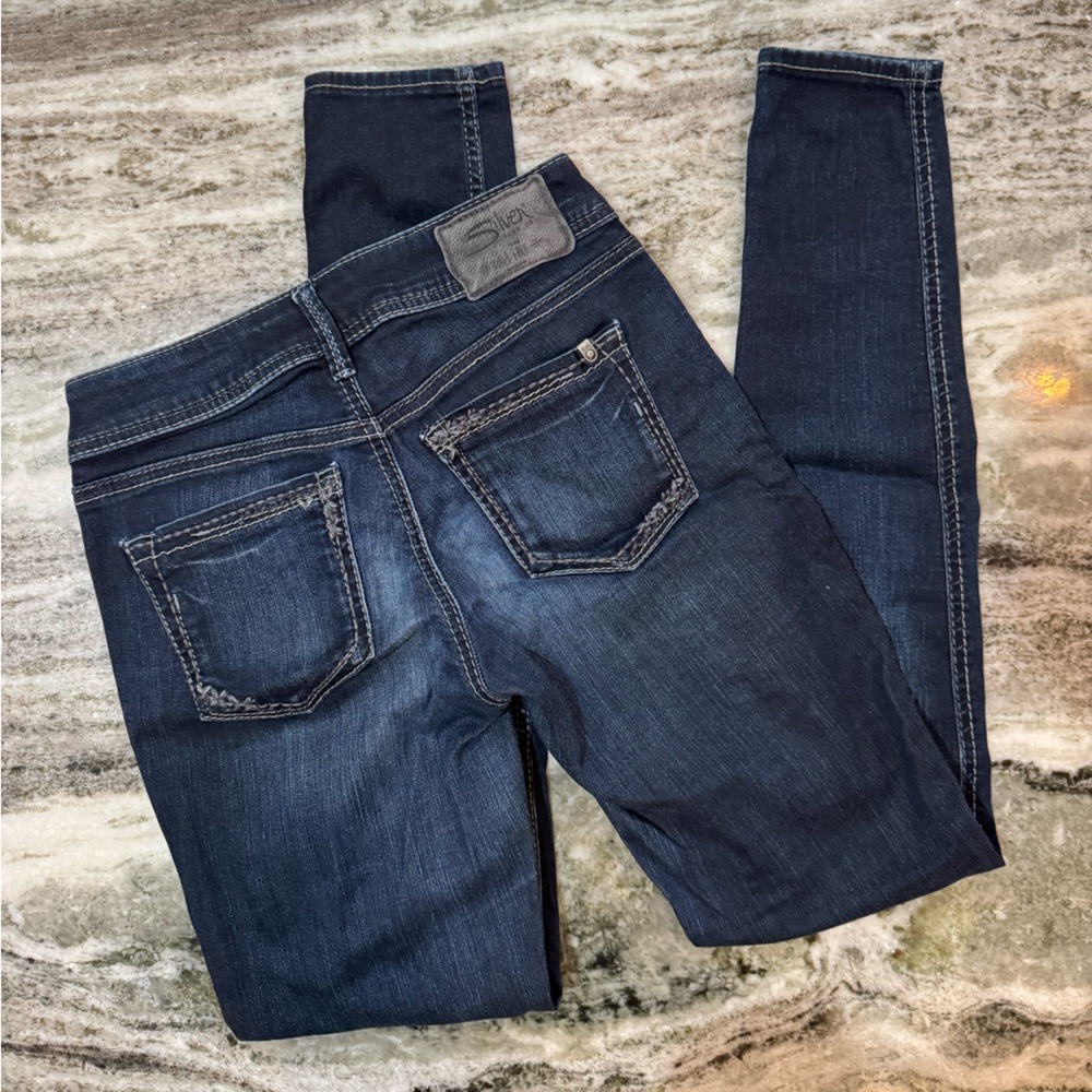 Silver Jeans Women's Skinny Jeans - Dark Blue Size 24
Length 31”